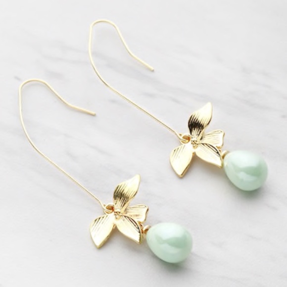 Jewelry - ‫Faux Pearl And Metal Leaf Drop Earrings